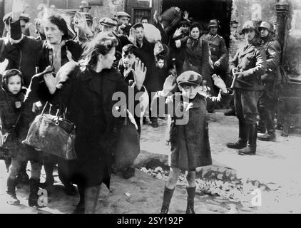Rivolta del ghetto di Varsavia. Donne e bambini ebrei rimossi con la forza da un bunker dalle unità di Schutzstaffel (SS) per la deportazione nei campi di sterminio. 1943 Foto Stock
