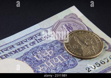 Concetto di banconota di rupia indiana e dollaro americano Foto Stock