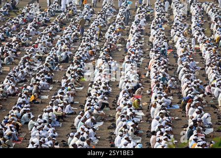Preghiera musulmana di massa id ul fitr namaz su ramzan id a lashkar e eidgaah maidan, Malegaon, Maharashtra, India2-ottobre-2008 Foto Stock