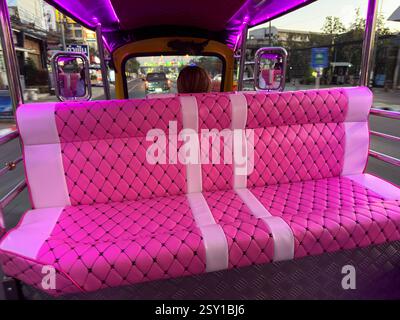 Hua Hin, Thailandia - 1 gennaio 2024, tuk-tuk in Thailandia dal sedile posteriore. Foto Stock