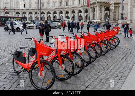 Uber Jump, il bike sharing elettrico Roma, Italia - 5 novembre 2019: Noleggio biciclette elettriche in Piazza della Repubblica. Uber Jump, il servizio di noleggio bici a pedalata assistita per girare la città inizia per la prima volta nella capitale. Roma RM Italia Copyright: XGennaroxLeonardix Foto Stock