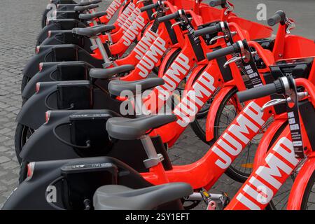 Uber Jump, il bike sharing elettrico Roma, Italia - 5 novembre 2019: Noleggio biciclette elettriche in Piazza della Repubblica. Uber Jump, il servizio di noleggio bici a pedalata assistita per girare la città inizia per la prima volta nella capitale. Roma RM Italia Copyright: XGennaroxLeonardix Foto Stock