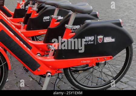 Uber Jump, il bike sharing elettrico Roma, Italia - 5 novembre 2019: Noleggio biciclette elettriche in Piazza della Repubblica. Uber Jump, il servizio di noleggio bici a pedalata assistita per girare la città inizia per la prima volta nella capitale. Roma RM Italia Copyright: XGennaroxLeonardix Foto Stock