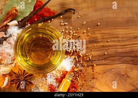 Varie spezie sul pannello di legno Foto Stock