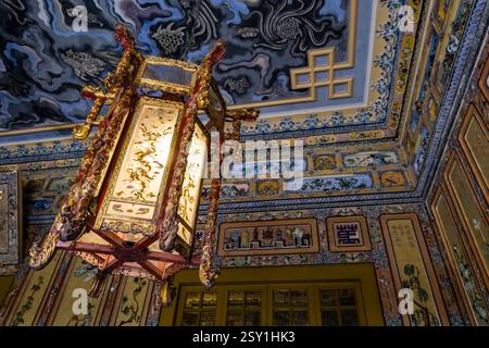All'interno del Palazzo ThiÃªn Äánh, la struttura principale del complesso funerario, situata sulla terrazza superiore del complesso Tomba di Khai Dinh, LÄƒng Kháºi Äánh Foto Stock