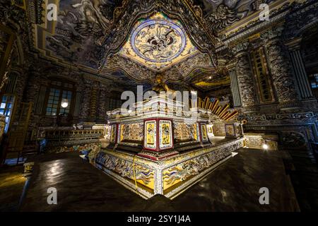 All'interno del Palazzo ThiÃªn Äánh, la struttura principale del complesso funerario, situata sulla terrazza superiore del complesso Tomba di Khai Dinh, LÄƒng Kháºi Äánh Foto Stock