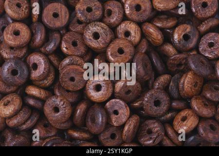 Perline di legno primo piano su uno sfondo Foto Stock