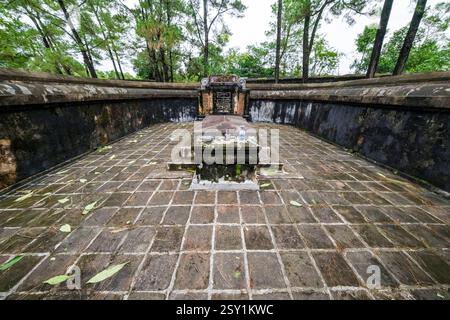 Porta d'ingresso alla tomba dell'imperatore tu Duc, LÄƒng Tá Äá c, al Mausoleo di Khiem, KhiÃªm LÄƒng. Hue Thua Thien provincia di Hue Vietnam FB 2024 4141 Foto Stock