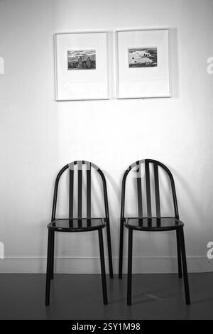 Interno del museo henri cartier bresson con sedie di design a parigi, francia Foto Stock
