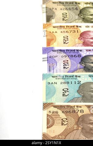 Nuovo denaro indiano su sfondo bianco isolato, valuta indiana, rupia, rupia indiana, denaro indiano, business, finanza, investimenti, risparmio e corruzione Foto Stock