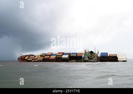Nave container chitra inclinata pericolosamente in collisione in mare, Bombay Mumbai, Maharashtra, India 9 agosto 2010 Foto Stock