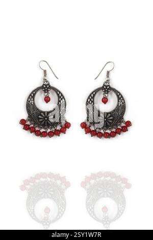 Orecchini ossidati in argento stile etnico indiano, eleganti con perline rosse, Orecchini Jhumka, Orecchini a bottone Drangle Drop Foto Stock