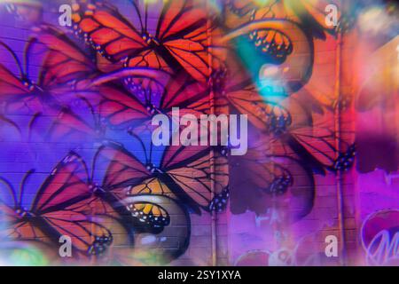 Metropoli surreale con bordi brillanti e graffiti sovrapposti Foto Stock