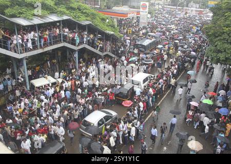 Fan fuori dal crematorio Juhu della Super Star Rajesh Khanna Mumbai Maharashtra India Asia Foto Stock