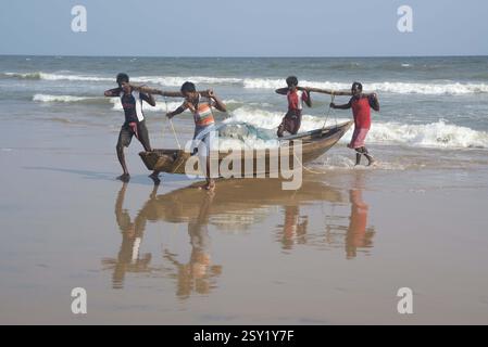 I pescatori che trasportano barca spiaggia, puri, Orissa, India, Asia Foto Stock