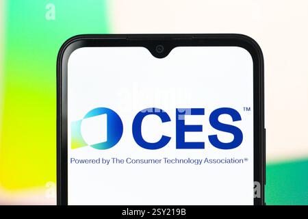 In questa immagine, il logo CES (Consumer Electronics Show) viene visualizzato sullo schermo di uno smartphone. Foto Stock