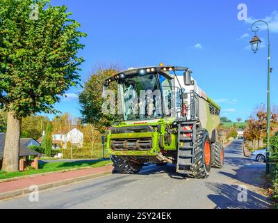 La mietitrebbia Claas Lexion 6700 attraversa il villaggio di Bossay-sur-Claise, Indre-et-Loire (37), Francia. Foto Stock