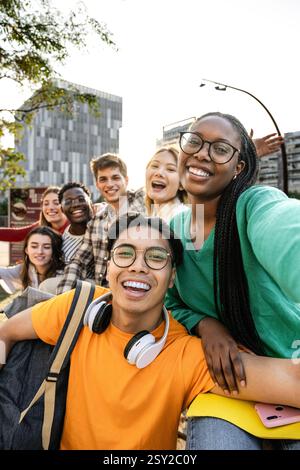 Un gruppo variegato di amici che si godono una splendida giornata di sole insieme Foto Stock