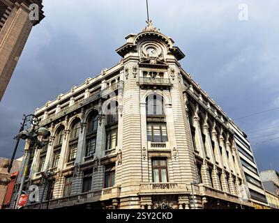 Città del Messico, Messico - 6 settembre 2023: L'edificio la Mexicana sul passaggio pedonale Madero, icona del centro storico di CDMX Foto Stock
