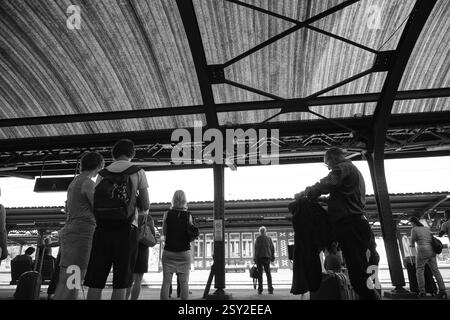 Piattaforma ferroviaria e tetto, colmar, francia Foto Stock