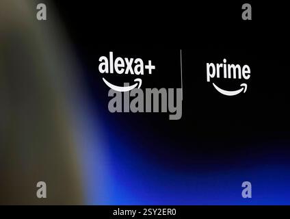 New York, Stati Uniti. 26 febbraio 2025. Il logo Amazon prime e i loghi Alexa vengono mostrati durante il lancio di un dispositivo Amazon, dove Amazon svela l'attesissimo Alexa , una nuova Alexa con funzionalità ai, a New York il 26 febbraio 2025. Foto di John Angelillo/UPI credito: UPI/Alamy Live News Foto Stock