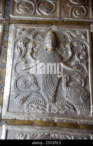 Il carving laxmi dea sulla porta, tempio bhimakali, sarahan, Himachal Pradesh, India, Asia Foto Stock