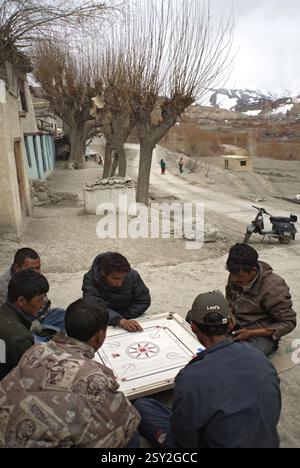 Uomini che giocano a carom nel villaggio di Mulbekh, a Leh, Ladakh, Jammu e Kashmir, India N. MR 10 aprile 2008 Foto Stock