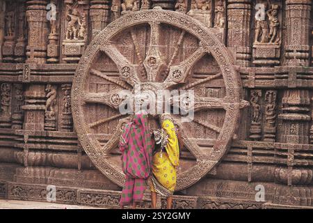 Le donne al tempio di sun, konark, Orissa, India, Asia Foto Stock