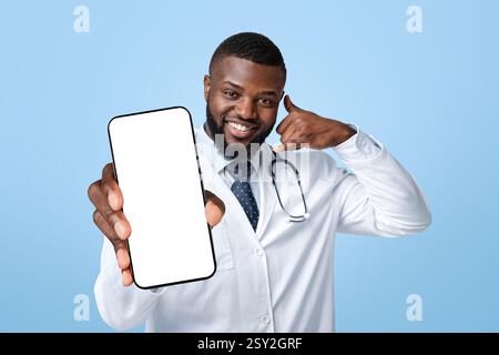 Amichevole afro-americano terapista che indica ai pazienti, chiedendo di chiamare Foto Stock