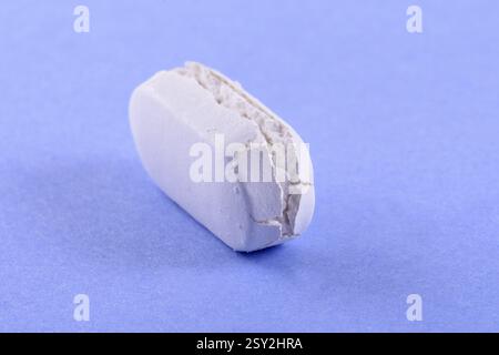 Tablet scaduti su sfondo blu Foto Stock