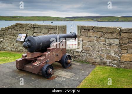 Cannone nero puntato al mare, Fort Charlotte a Lerwick, Mainland, Isole Shetland, Scozia, Regno Unito durante il giorno nuvoloso. Foto Stock