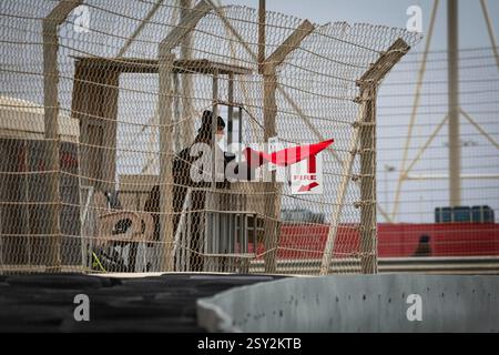 Sakhir, Bahrein. 26 febbraio 2025. Rote Flage wegen Stromausfall BHR, Formel 1 Weltmeisterschaft, Formel 1 Testfahrten, Bahrain International Circuit, 26.02.2025 foto: Eibner-Pressefoto/Thomas Fuessler credito: dpa/Alamy Live News Foto Stock