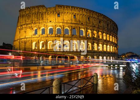 Il famoso Colosseo con i semafori che lo circondano. Foto scattata l'8 febbraio 2025 a Roma, Italia. Foto Stock