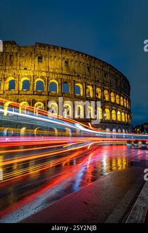 Il famoso Colosseo con i semafori che lo circondano. Foto scattata l'8 febbraio 2025 a Roma, Italia. Foto Stock