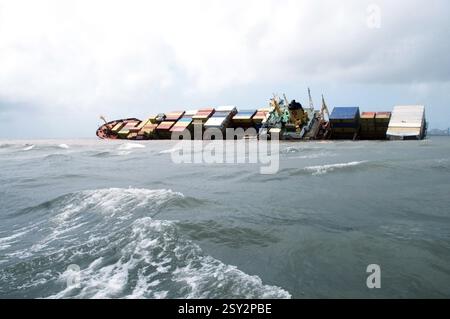 Nave container chitra inclinata pericolosamente in collisione in mare, Bombay Mumbai, Maharashtra, India 9 agosto 2010 Foto Stock