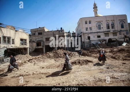 Tulkarm, Palestina. 26 febbraio 2025. Le famiglie palestinesi portano con sé i loro effetti personali, mentre fuggono dal campo profughi di Nour Shams. Le forze israeliane hanno permesso ai residenti di recuperare i loro effetti personali dopo aver emesso avvisi di demolizione per diverse case, nel mezzo di un assalto di settimane in Cisgiordania che ha allontanato circa 30.000 palestinesi dalle loro case all'interno del campo profughi di Nur Shams. Credito: SOPA Images Limited/Alamy Live News Foto Stock