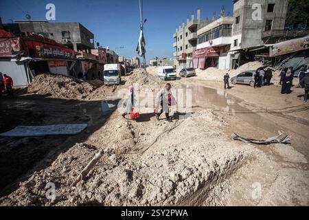 Tulkarm, Palestina. 26 febbraio 2025. Le famiglie palestinesi portano con sé i loro effetti personali, mentre fuggono dal campo profughi di Nour Shams. Le forze israeliane hanno permesso ai residenti di recuperare i loro effetti personali dopo aver emesso avvisi di demolizione per diverse case, nel mezzo di un assalto di settimane in Cisgiordania che ha allontanato circa 30.000 palestinesi dalle loro case all'interno del campo profughi di Nur Shams. Credito: SOPA Images Limited/Alamy Live News Foto Stock