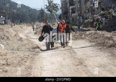 Tulkarm, Palestina. 26 febbraio 2025. Le famiglie palestinesi portano con sé i loro effetti personali, mentre fuggono dal campo profughi di Nour Shams. Le forze israeliane hanno permesso ai residenti di recuperare i loro effetti personali dopo aver emesso avvisi di demolizione per diverse case, nel mezzo di un assalto di settimane in Cisgiordania che ha allontanato circa 30.000 palestinesi dalle loro case all'interno del campo profughi di Nur Shams. Credito: SOPA Images Limited/Alamy Live News Foto Stock