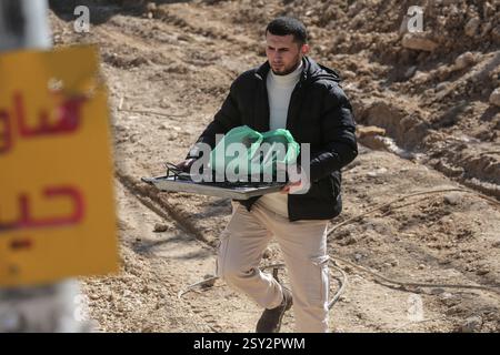 Tulkarm, Palestina. 26 febbraio 2025. Un palestinese porta i suoi effetti personali mentre fugge dal campo profughi di Nour Shams. Le forze israeliane hanno permesso ai residenti di recuperare i loro effetti personali dopo aver emesso avvisi di demolizione per diverse case, nel mezzo di un assalto di settimane in Cisgiordania che ha allontanato circa 30.000 palestinesi dalle loro case all'interno del campo profughi di Nur Shams. Credito: SOPA Images Limited/Alamy Live News Foto Stock
