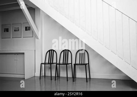 Interno del museo henri cartier bresson con sedie di design a parigi, francia Foto Stock