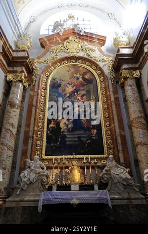 Karlskirche, costruita nel 1716, 1737, Vienna, Austria, Europa, magnifico altare barocco con dipinti e statue ornate, Europa Foto Stock