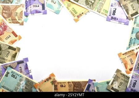 Nuovo denaro indiano su sfondo bianco isolato, valuta indiana, rupia, rupia indiana, denaro indiano, business, finanza, investimenti, risparmio e corruzione Foto Stock