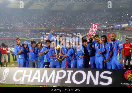 I Cricketers celebrano il trofeo battendo lo Sri Lanka ICC Cricket World Cup 2011 finale dello stadio Wankhede di Mumbai Foto Stock