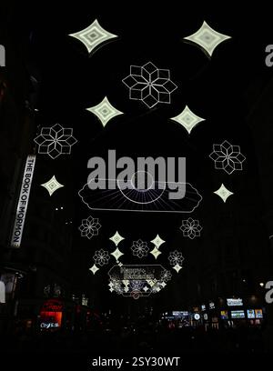 LONDRA, REGNO UNITO. 26 febbraio 2025. Il sindaco di Londra, Sadiq Khan, accese le 2025 luci del Ramadan a Piccadilly Circus e tenne una parata di lanterne del Ramadan a Leicester Square a Londra, Inghilterra. (Foto di 李世惠/SEE li/Picture Capital) credito: Vedi li/Picture Capital/Alamy Live News Foto Stock
