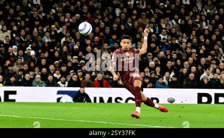 Londra, Regno Unito. 26 febbraio 2025. Savinho (Manchester City) ha un tiro durante la partita di Premier League del Tottenham Hotspur V Manchester City Barclays allo stadio Tottenham Hotspur di Londra. Questa immagine è SOLO per USO EDITORIALE. Licenza richiesta da Football DataCo per qualsiasi altro utilizzo. Crediti: MARTIN DALTON/Alamy Live News Foto Stock