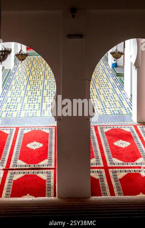 Moulay Idriss Zerhoun, Marocco - 20 marzo 2024: Interno del complesso del mausoleo di Moulay Idris nella città Santa di Moulay Idriss Zerhoun. Visualizza Foto Stock