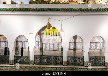 Moulay Idriss Zerhoun, Marocco - 20 marzo 2024: Interno del complesso del mausoleo di Moulay Idris nella città Santa di Moulay Idriss Zerhoun. Visualizza Foto Stock