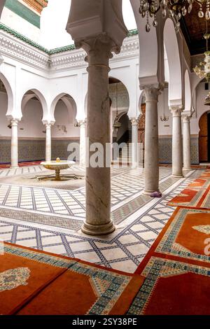 Moulay Idriss Zerhoun, Marocco - 20 marzo 2024: Interno del complesso del mausoleo di Moulay Idris nella città Santa di Moulay Idriss Zerhoun. Visualizza Foto Stock