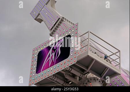 Un primo piano del cartello DELL'ASSE e delle luci colorate circostanti sulla corsa dell'asse ad Adventure Island, Southend on Sea, City of Southend. REGNO UNITO Foto Stock