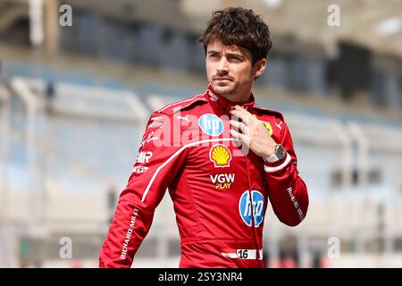 Sakhir, Bahrein. 26 febbraio 2025. Il pilota della Ferrari Charles Leclerc di Monaco reagisce prima dei test pre-stagionali di F1 al Bahrain International Circuit di Sakhir, Bahrain, 26 febbraio 2025. Crediti: Qian Jun/Xinhua/Alamy Live News Foto Stock
